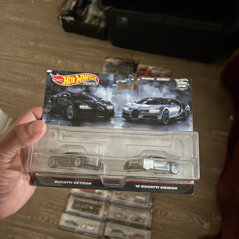 Hot Wheels Bugatti Veyron and Chiron Die-Cast Set - Black and Silver